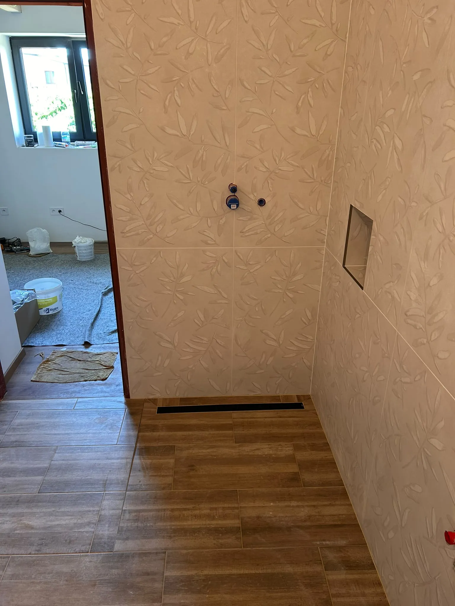 Koupelna v průběhu realizace s dekorativním obkladem a nikou