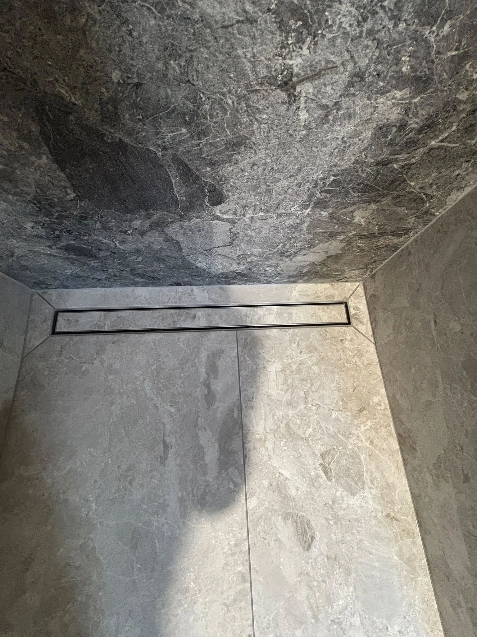 Detail obkladačské realizace v interiéru