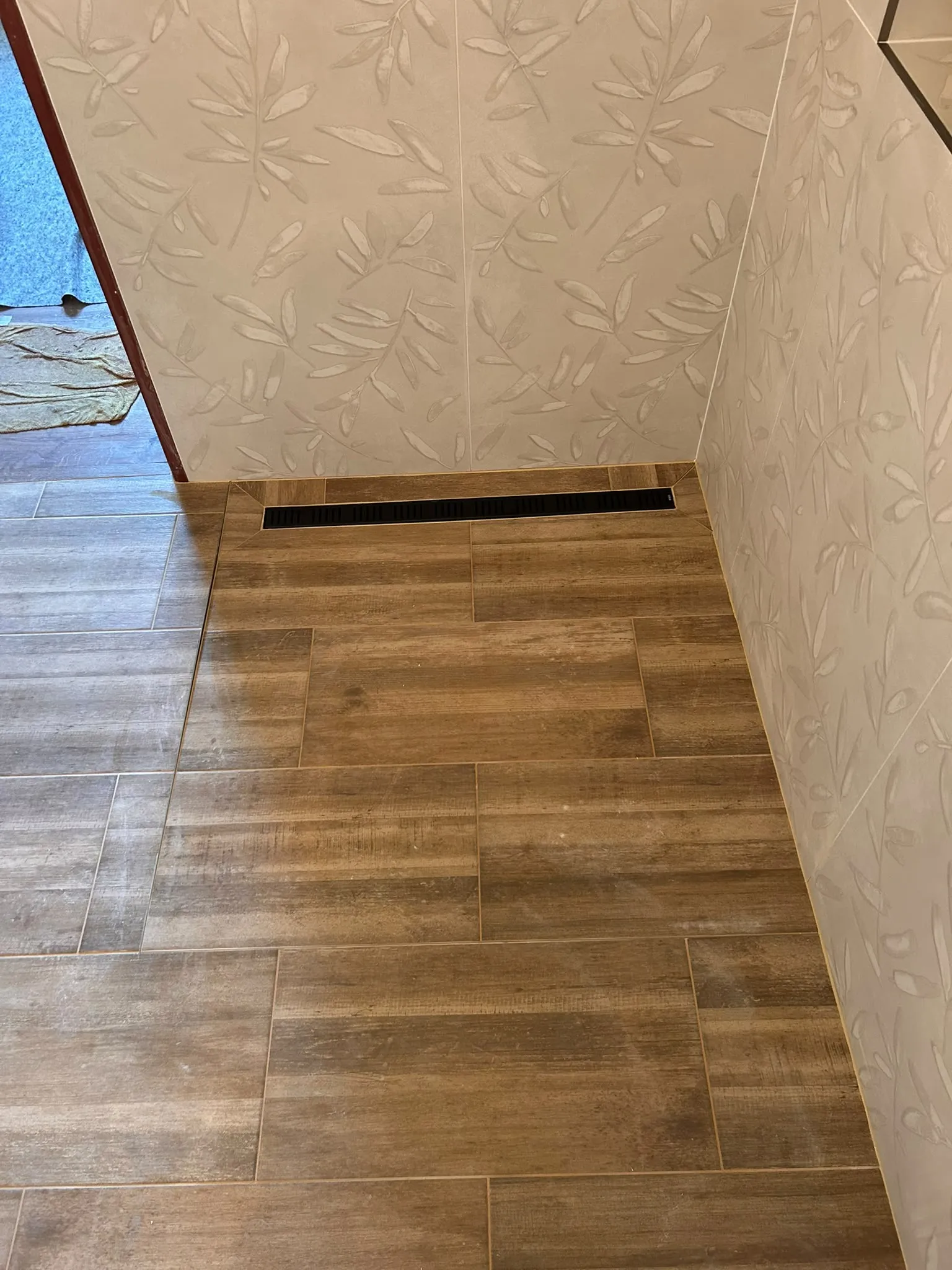 Koupelnová podlaha se dřevodekorem a liniovým žlabem