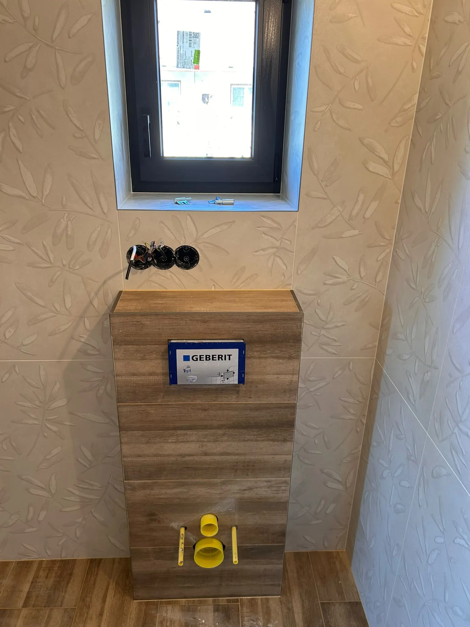 Detail obkladu instalačního modulu pod oknem