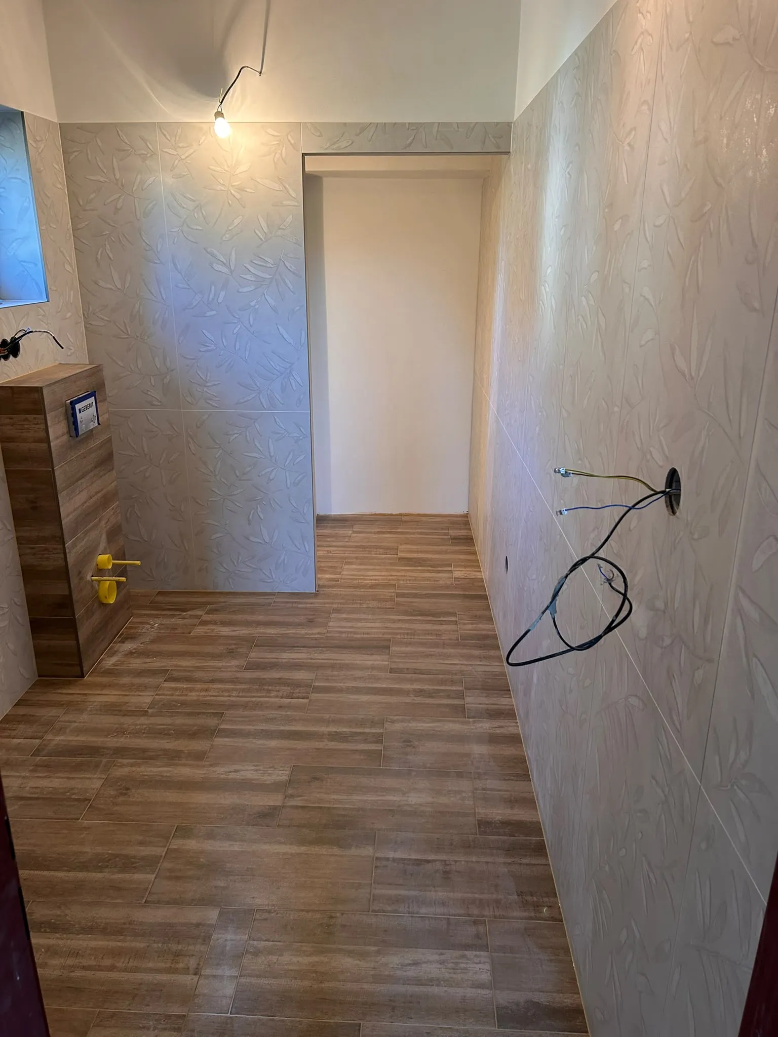 Koupelna v průběhu realizace s dekorativním obkladem
