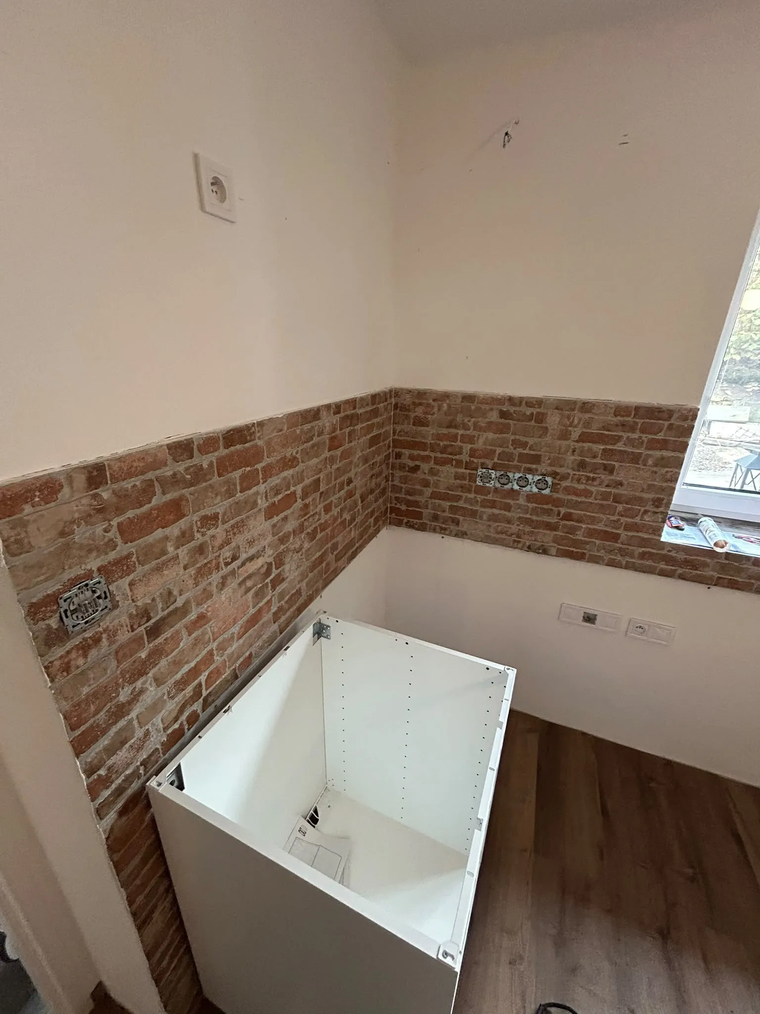 Kuchyňská pracovní stěna s obkladem z cihelných pásků