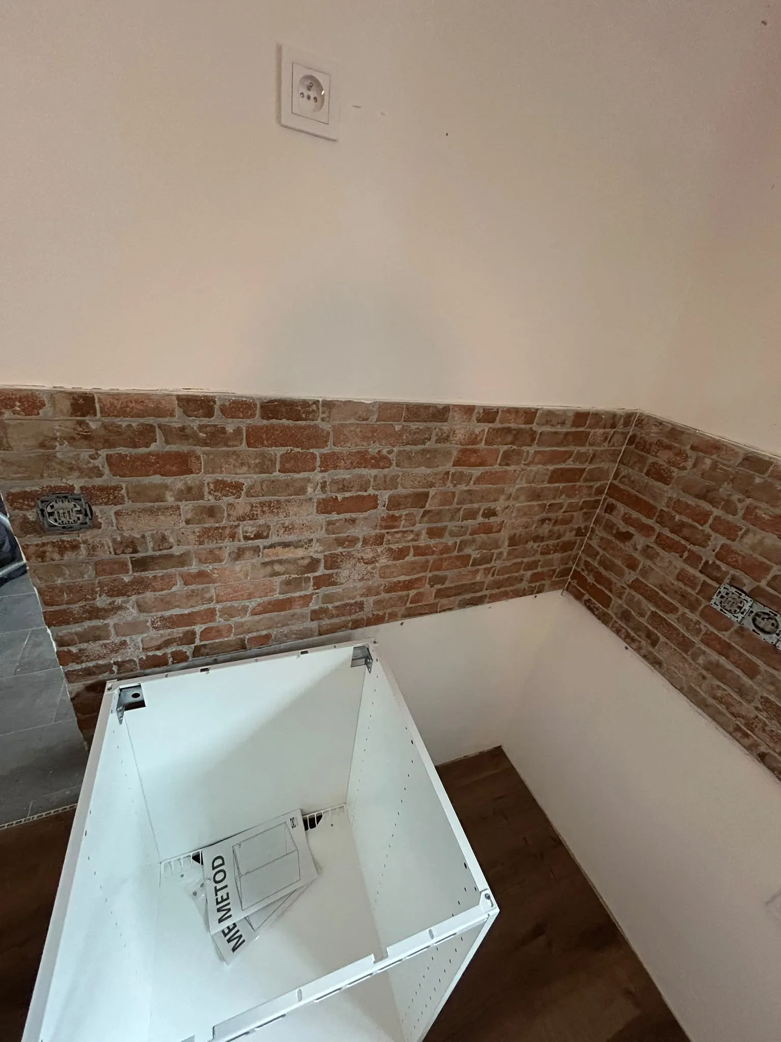 Detail kuchyňského obkladu z cihelných pásků