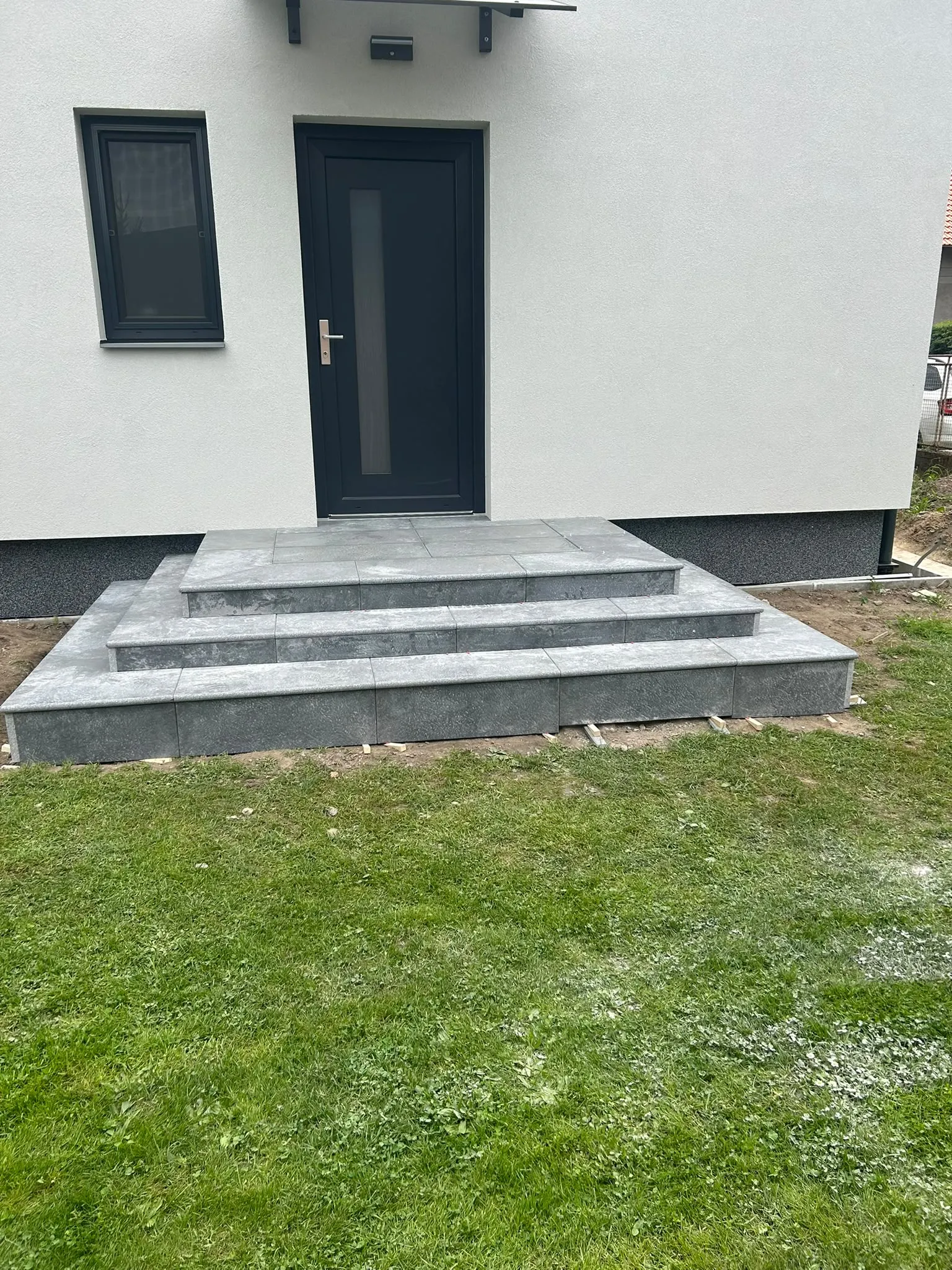 Obložené vstupní schody před domem